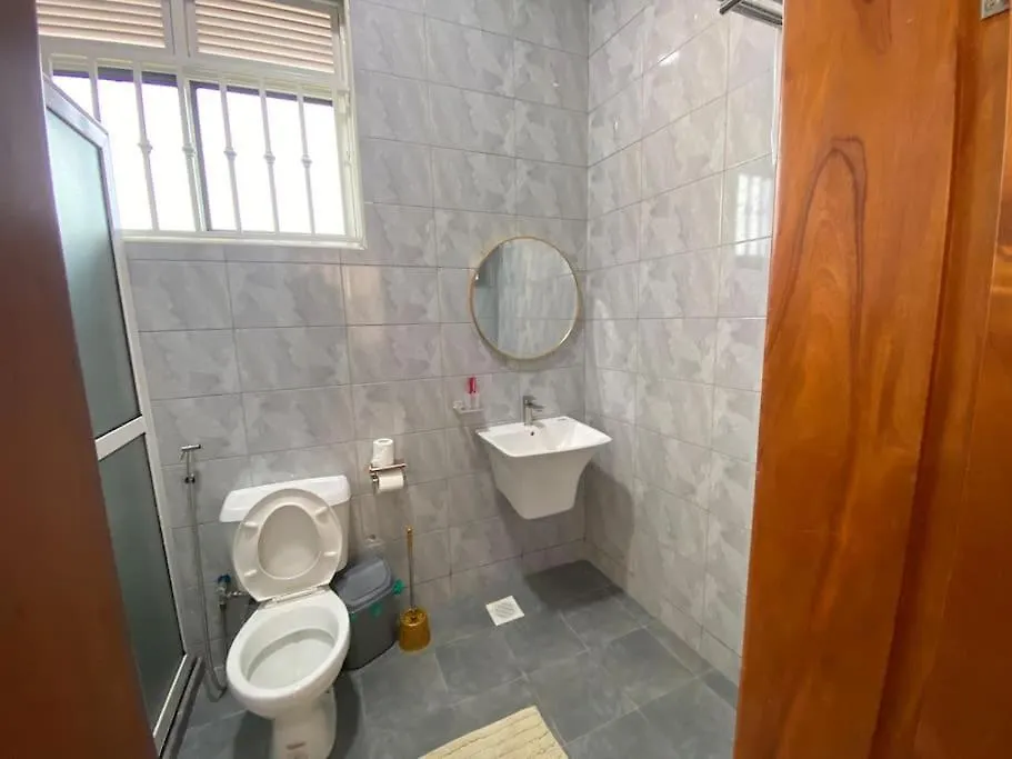 Luxury Lakeview Penthouse In Munyonyo 캄팔라 아파트