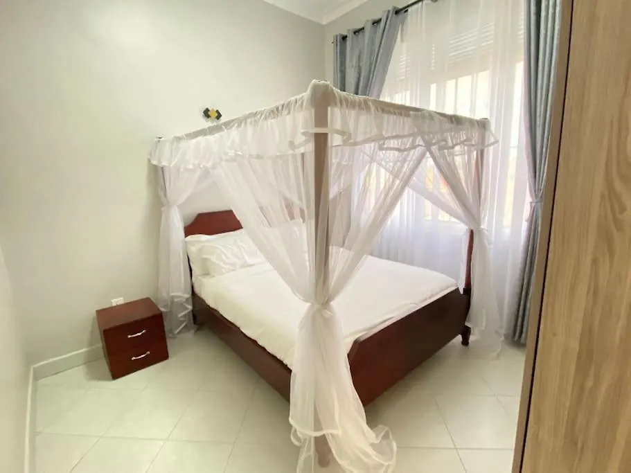 Luxury Lakeview Penthouse In Munyonyo 캄팔라 아파트